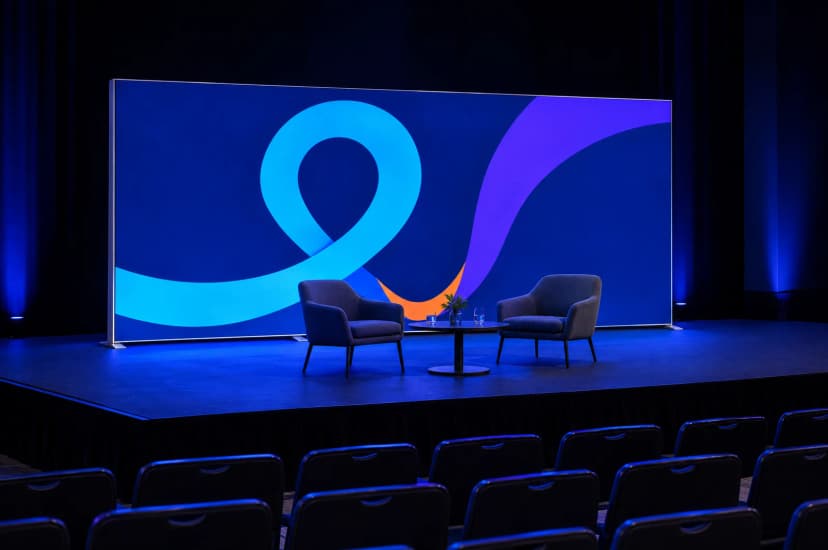 Visualisation: LED Backlight wall 600 × 250 cm as a glowing stage backdrop