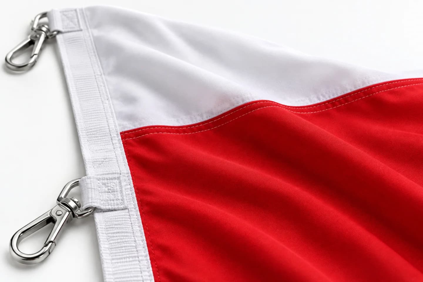 Nahaufnahme des Stoffs einer weiß-roten Flagge, der Kante und des Bandes mit Metallkarabiner — Beispielkonfektion