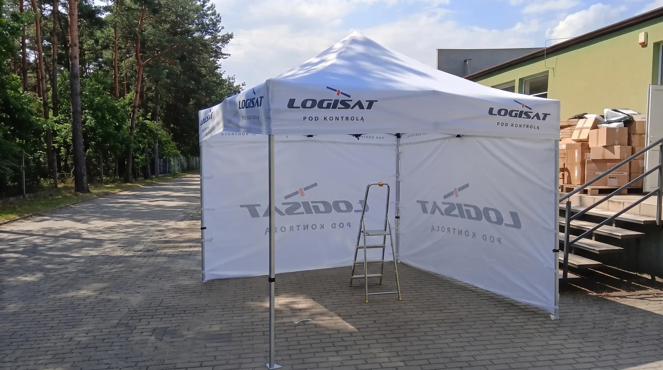 Weißes Werbezelt Logisat mit Druck