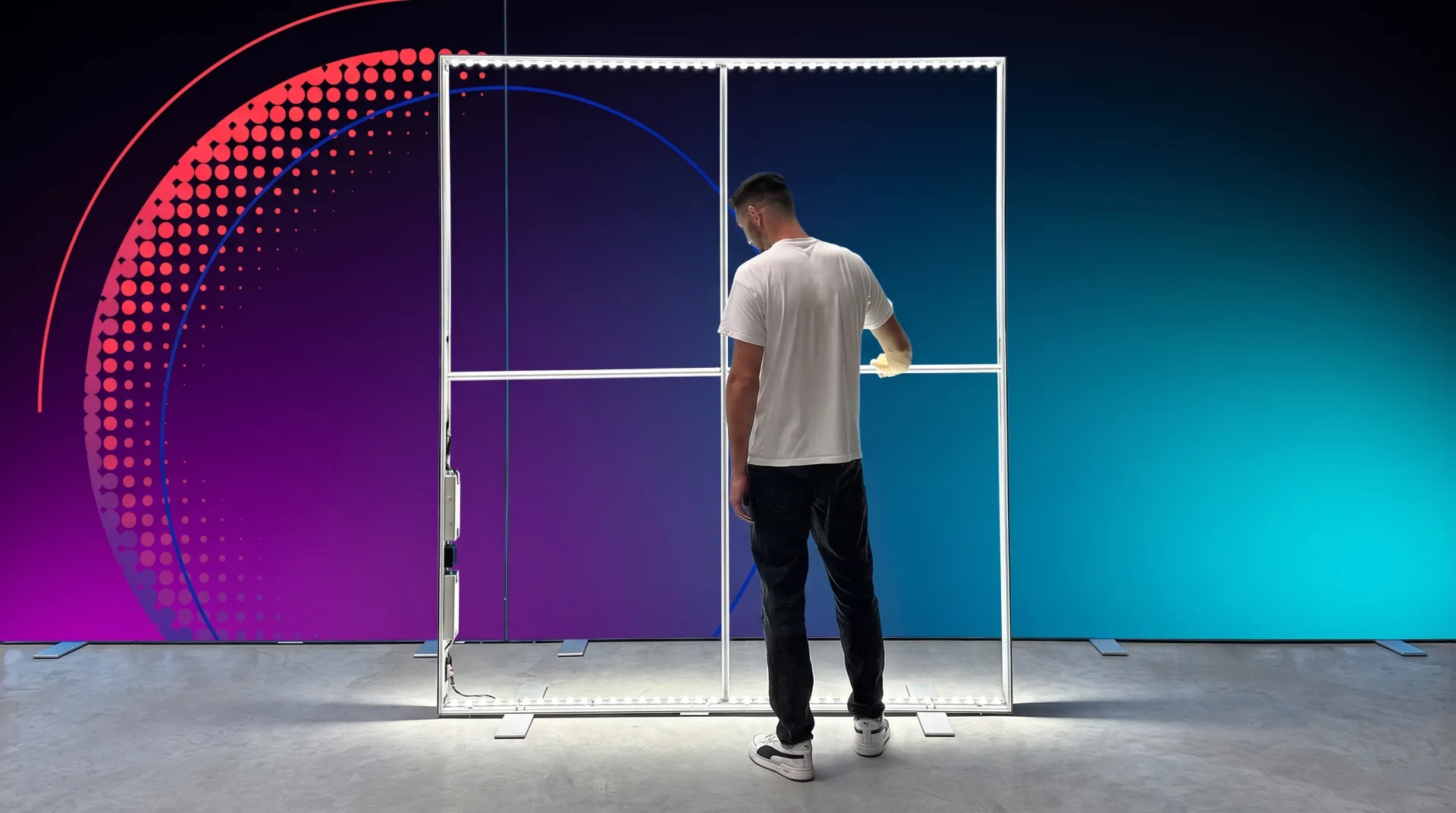 Assembling an illuminated Vitasystem advertising wall