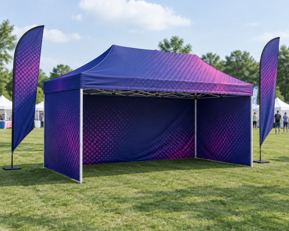 Werbezelt 3x4,5 mit Druck auf Dach und drei Wänden, mit zwei Werbefahnen, auf einer Wiese bei einer Outdoor-Veranstaltung