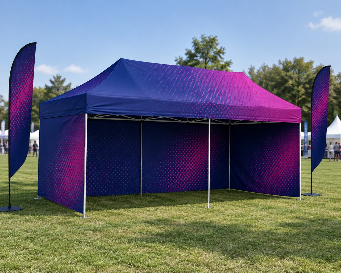 Werbezelt 3x6 mit Druck auf Dach und Wänden, mit zwei Beachflags, auf einer Wiese bei einer Outdoor-Veranstaltung